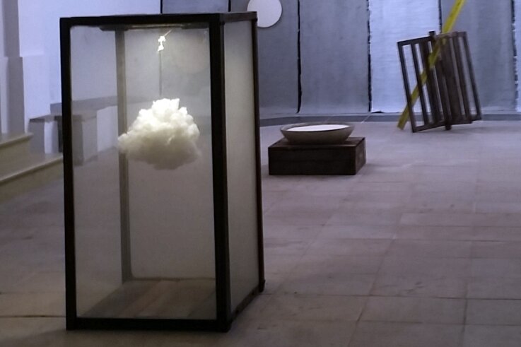 Ausstellung in der Petrikirche: Auferstanden aus Ruinen - Eine Wolke aus Watte ist in einen Glaskasten gesperrt. Felix Warnatsch findet oft poetische Bilder für seine künstlerischen Aussagen. 