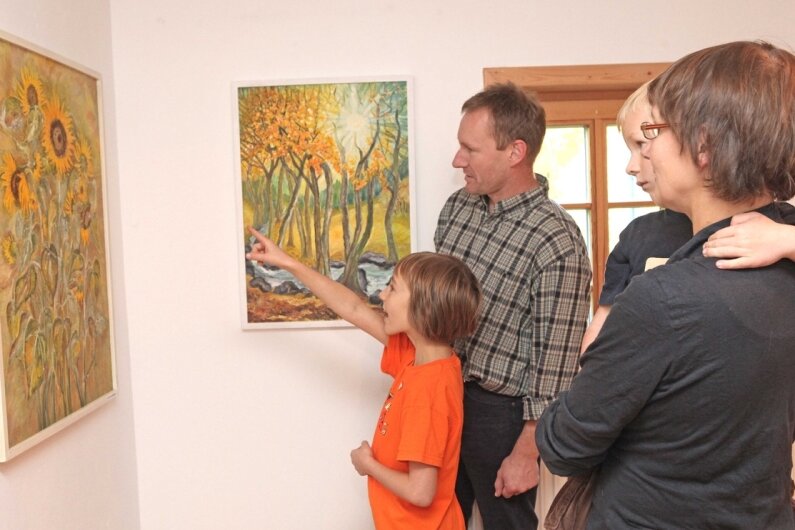 Ausstellung in Hirschfelder Lochmühle: Künstlerin findet Motive in der Natur - Familie Kowark aus Zwickau hatte am Wochenende einen Spaziergang unternommen und mit den Kindern die Ausstellung in der Lochmühle besucht.