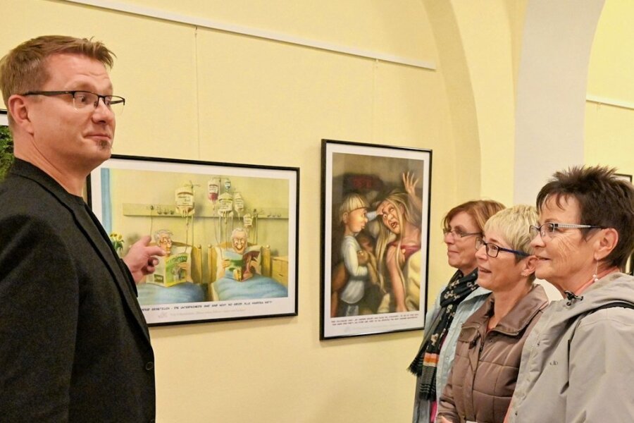 Ausstellung in Kirchberg: Karikaturist will den Besuchern ein Grinsen ins Gesicht zaubern - Veit Schenderlein im Gespräch mit den Ausstellungsbesucherinnen Iris Reiz, Ina Reiher und Silvia Gündel-Büttcher (von links). 