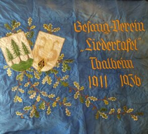 Ausstellung präsentiert die drei Tannen im Wandel der Zeiten - Das Symbol der drei Tannen auf einer historischen Vereinsfahne. Es ist nicht der einzige Platz, wo das Signet in Thalheim präsent ist. 