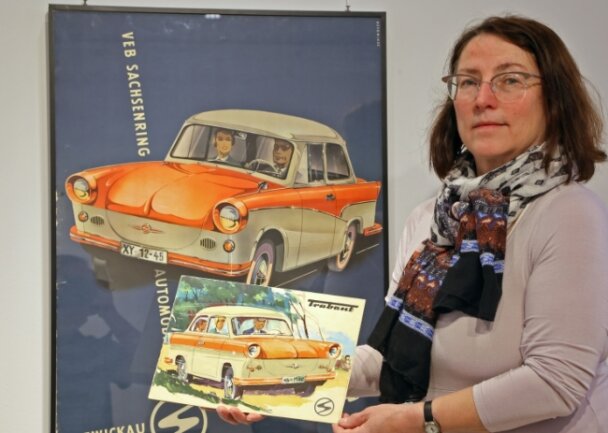 Museumschefin Marina Palm mit einer der bekanntesten Arbeiten von Georg Schindler. Er hat den Trabant-Schriftzug entworfen.