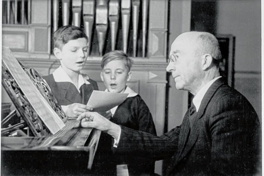Ausstellung widmet sich Musik in Mauersberg - Rudolf Mauersberger im Jahr 1945 bei der Probe mit zwei jungen Kruzianern.