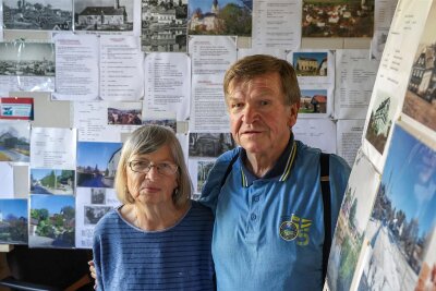 Ausstellung zu Wüstenbrander Geschichte endet - Helmut Richter vom Freundeskreis Wüstenbrander Chronik und seine Frau Gisela zur Schau im Rathaus.