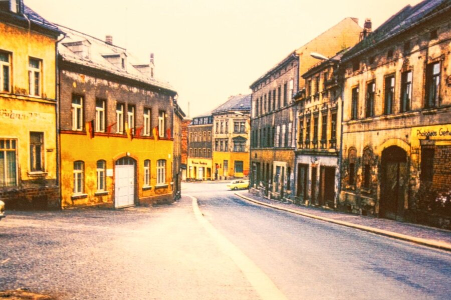 Austellung mit Fotos aus dem Plauen der 1980er-Jahre - Das Bild zeigt die Klosterstraße. Vorn ist die Kreuzung mit dem Unteren Steinweg zu sehen. Die Häuser auf der linken Seite existieren nicht mehr. 