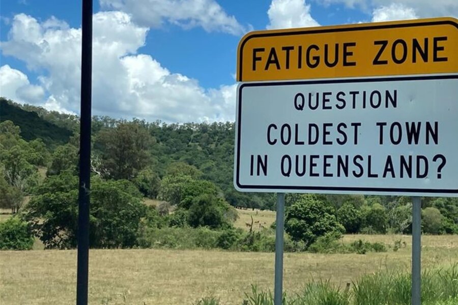 Australien: Mit Quiz-Schildern gegen die Müdigkeit im Auto - „Die kälteste Stadt in Neuseeland“, diese und andere Fragen sollen Autofahrer munter halten.