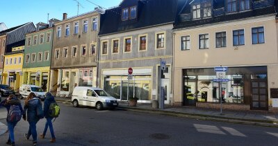 Ausverkauf in der Einkaufsmeile - Verwaiste Geschäfte in der Rochlitzer Straße in Mittweida. In sächsischen Kleinstädten greift der Leerstand um sich.