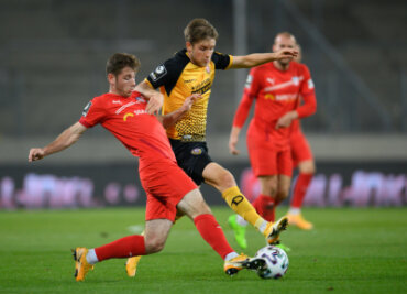 Auswärtsstarke Zwickauer entführen Punkte aus Dresden - Zwickaus Leon Jensen, Torschütze zum 2:1 für den FSV (l.), im Zweikampf mit Dynamo Patrick Weihrauch.