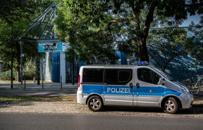 Ausweispflicht in Berliner Freibädern bleibt - Sicherheitsmaßnahme: Ein Polizeifahrzeug steht im vergangenen Sommer vor einem Freibad in Berlin-Neukölln.