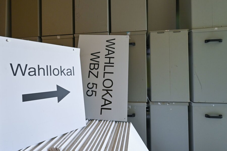 Auszählung der Wahlergebnisse geht weiter - Wahlurnen und -schilder stehen in einem Lager der Stadtverwaltung der kreisfreien Stadt Frankfurt (Oder).