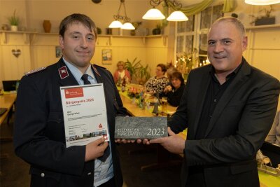 Auszeichnung: Das sind die Gewinner des Ellefelder Bürgerpreises - Georg Forkel (links) bekam von Bürgermeister Jörg Kerber den Bürgerpreis für seine ehrenamtlichen Tätigkeiten, unter anderem bei der Freiwilligen Feuerwehr, überreicht.