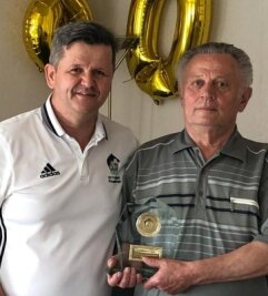 Auszeichnung für langes Wirken - Zu seinem 80. Geburtstag wurde Hansjörg Fritzsch zum Ehrenmitglied des Kreisverbandes Fußball ernannt. Geschäftsführer Jens Breidel überbrachte die Glückwünsche. 