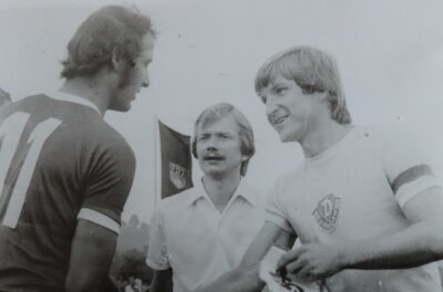 Auszeichnung fürs Lebenswerk - 29. Juli 1978: Dietmar Neubert (Mitte) assistiert als Linienrichter beim Stadion-Einweihungsspiel der BSG Aufbau Krumhermersdorf gegen Dynamo Dresden (0:11) - hier neben Dynamo-Legende "Dixie" Dörner (rechts). 