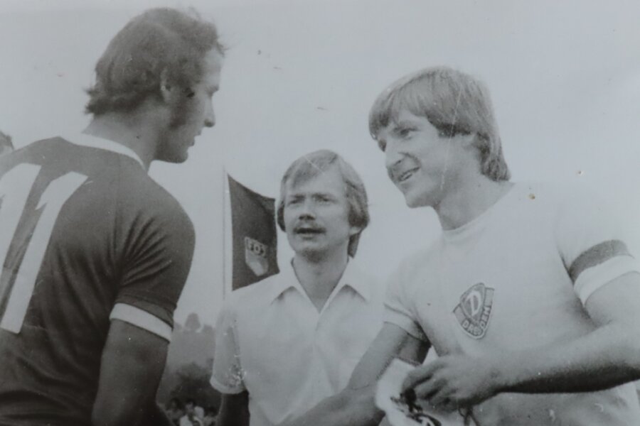 29. Juli 1978: Dietmar Neubert (Mitte) assistiert als Linienrichter beim Stadion-Einweihungsspiel der BSG Aufbau Krumhermersdorf gegen Dynamo Dresden (0:11) - hier neben Dynamo-Legende "Dixie" Dörner (rechts). 
