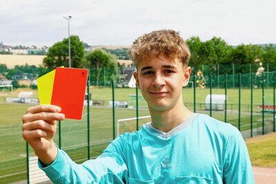 Auszeichnung ist für jungen Schiedsrichter aus Oberlungwitz ein Ansporn - Julian Winkler ist bei seinen Einsätzen als Schiedsrichter die Kommunikation mit den Fußballer wichtig. Ab und an aber muss er doch auch mal eine gelbe oder rote Karte zücken.