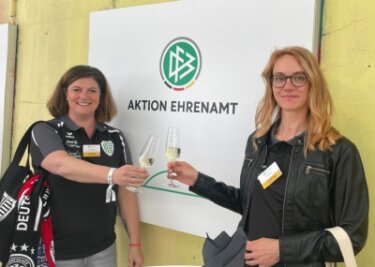 Auszeichnung mit gemischten Gefühlen - Katrin Feustel (links) mit Freundin Eva Steiniger bei der Verleihung "Club 100" des Deutschen Fußballbundes in München. Bei der SpVgg Grünbach-Falkenstein gelten die Vorstandsmitglieder als die "Muttis" im Verein. 