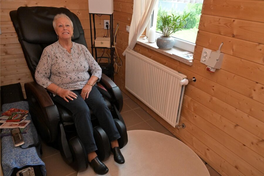Auszeit mit Massage: Awo richtet Entspannungsraum für gestresste Angehörige ein - Erste Sitzung: Annemarie Schwarz aus Schneeberg hat den Massagesessel diese Woche eingeweiht.