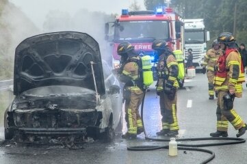 Auto auf S 258 in Flammen 