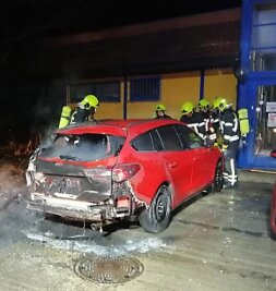 Auto bei erneutem Tonnen-Brand beschädigt - An der Zwickauer Straße griff das Feuer von einer Mülltonne auf ein Auto über. 