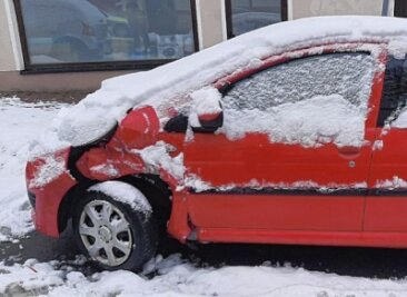 Auto beschädigt und geflüchtet - An dem roten Peugeot 107 entstand erheblicher Sachschaden im Bereich des linken vorderen Kotflügels. 