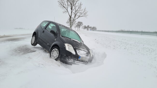 Auto bleibt bei Zschocken im Schnee stecken - 