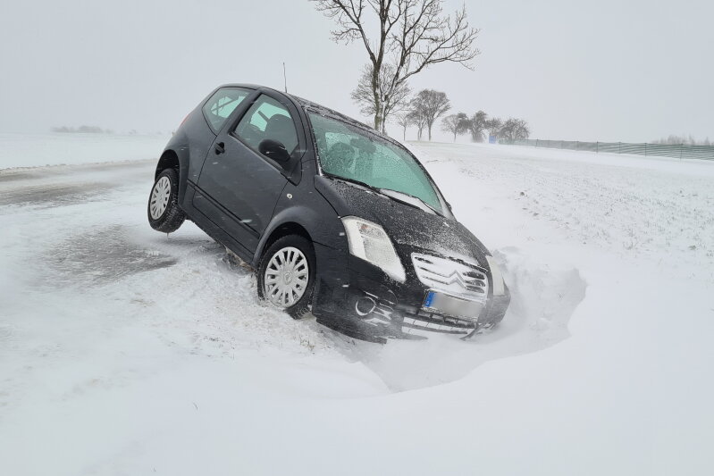 Auto bleibt bei Zschocken im Schnee stecken - 