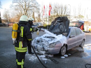 Auto brennt an Tankstelle - 
