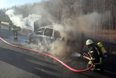 Auto brennt auf A-4-Auffahrt aus - 