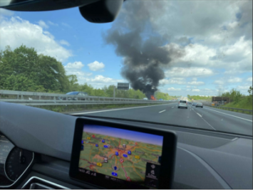 Auto brennt auf A4 - Autobahn gesperrt - 