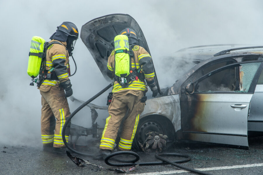 Auto brennt auf Autobahnzubringer - Ersthelfer retten Insassen - 