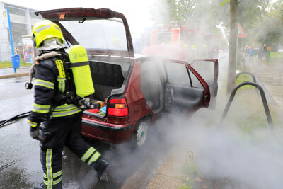 Auto brennt in Chemnitz - Am Freitagmittag brannte in Chemnitz ein Auto.