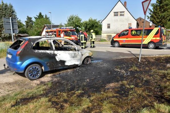 Auto brennt in Thierfeld - Feuer schlägt auf angrenzende Wiese über - 