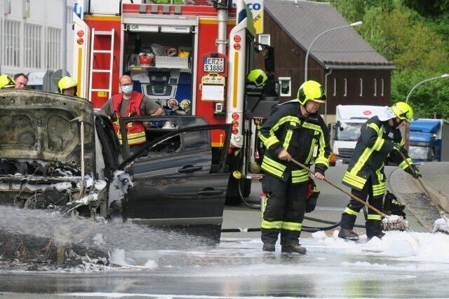Auto brennt mitten in Schneeberg - 