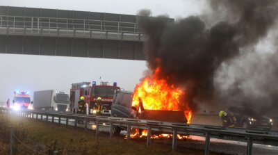 Auto der JVA brennt auf der Autobahn - 