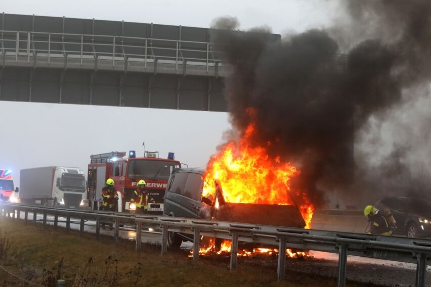 Auto der JVA brennt auf der Autobahn - 