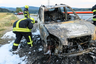Auto eines Feuerwehrmanns in Flammen - Erzgebirger muss eigene Kameraden alarmieren - 