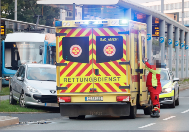 Auto erfasst Radlerin an der Zentralhaltestelle in Chemnitz - 