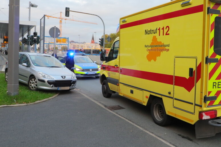 Auto erfasst Radlerin an der Zentralhaltestelle in Chemnitz