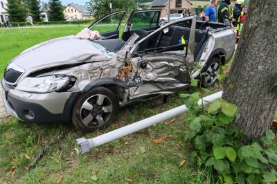 Auto fährt gegen einen Baum - Fahrerin schwer verletzt - Die Fahrerin kam von der Straße ab und fuhr gegen einen Baum.