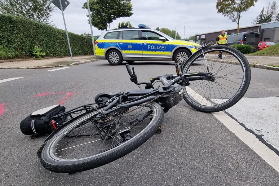 Auto fährt in Falkenstein Radler an - In Falkenstein wurde ein Radler bei einem Unfall verletzt.