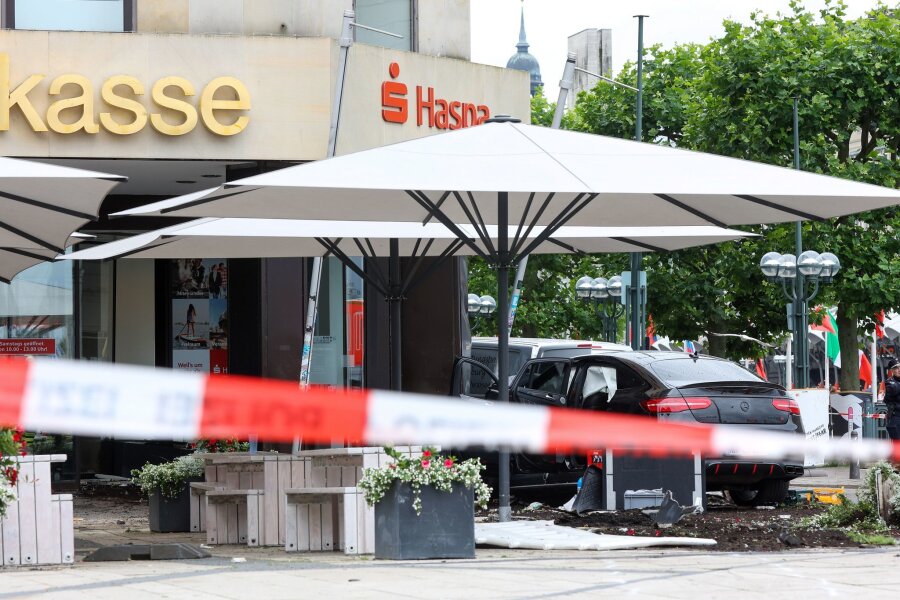 Auto fährt in Hamburg in Menschengruppe - vier Verletzte - Am Jungfernstieg in der Hamburger Innenstadt ist ein Auto in eine Bankfiliale gefahren.
