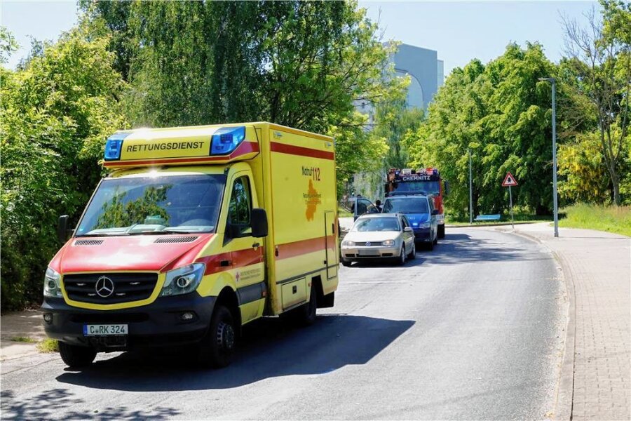 Auto fährt in Kita-Gruppe: So geht es den verletzten Kindern in Chemnitz - Der Unfall ereignete sich auf einer eher ruhigen Wohngebietsstraße. Neun Personen wurden verletzt, als das Auto in eine Kindergartengruppe fuhr, darunter sieben Kinder. 