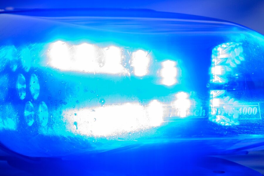 Auto fährt Pedelec an: 70-Jähriger schwer verletzt - Blaulicht leuchtet auf einem Fahrzeug der Landespolizei Sachsen.
