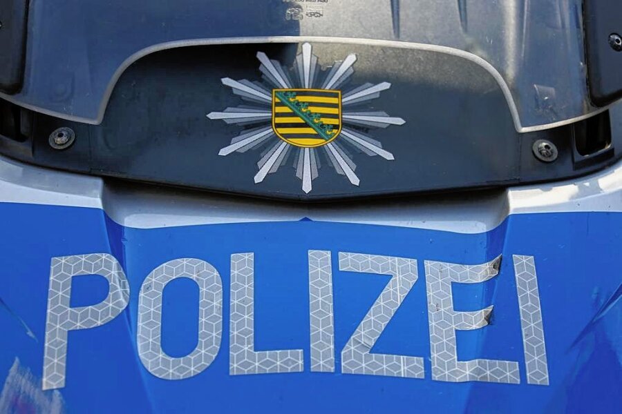 Auto fährtbei Lauterbach die Böschung hinab - Die Polizei ist am Sonntag zu einem Unfall nach Lauterbach geeilt.