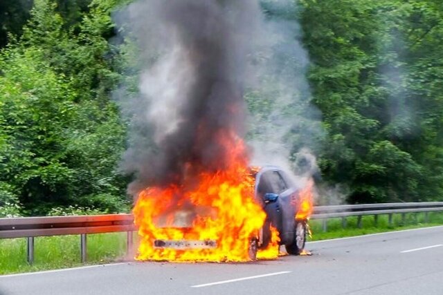 Auto fängt während der Fahrt Feuer - 