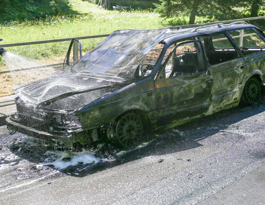 Auto fängt während Fahrt Feuer und brennt aus - Am Schloßberg in Niederlauterstein ist am späten Sonntagvormittag ein alter VW vollständig ausgebrannt.