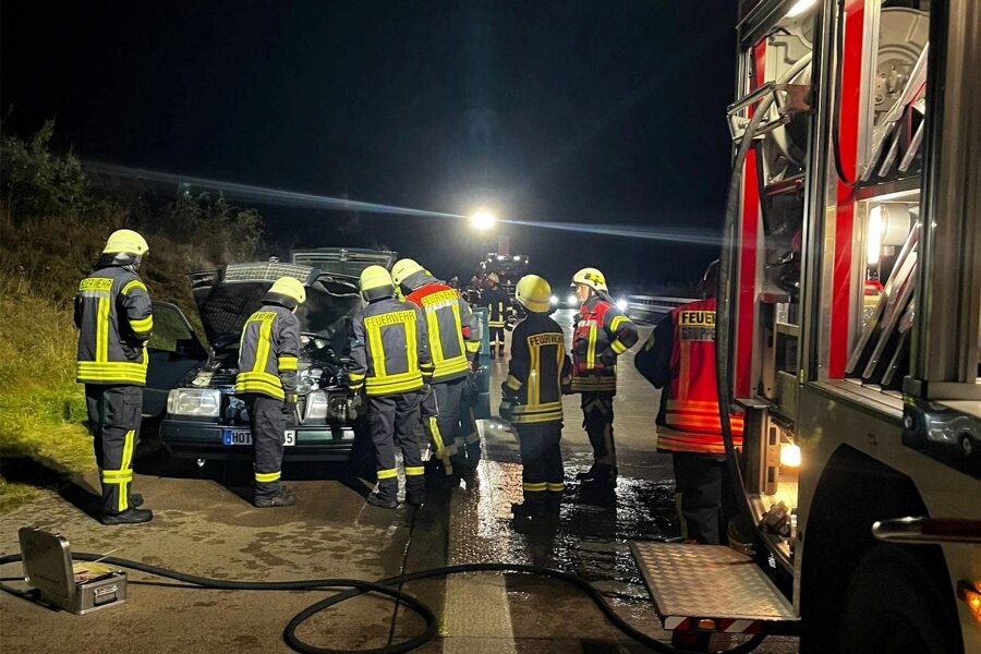 Auto gerät auf der Autobahn A 72 zwischen Rochlitz und Penig in Brand - Wegen eines technischen Defekts ist am Sonnabend ein Auto auf der A 72 in Brand geraten.