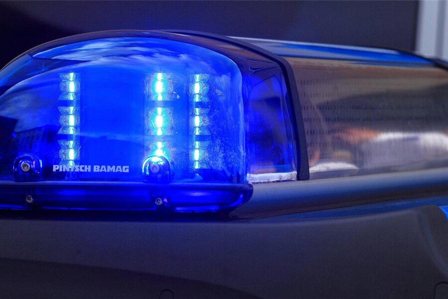 Auto gerät im Vogtland ins Schleudern: Wagen landet auf der Leitplanke - Bei einem Unfall nahe Kloschwitz wurde ein 47-Jähriger leicht verletzt.