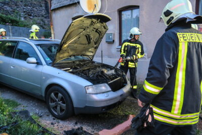 Auto gerät in Grundstückseinfahrt in Brand - Der Besitzer hatte den Brand vor Eintreffen der Feuerwehr weitestgehend gelöscht.