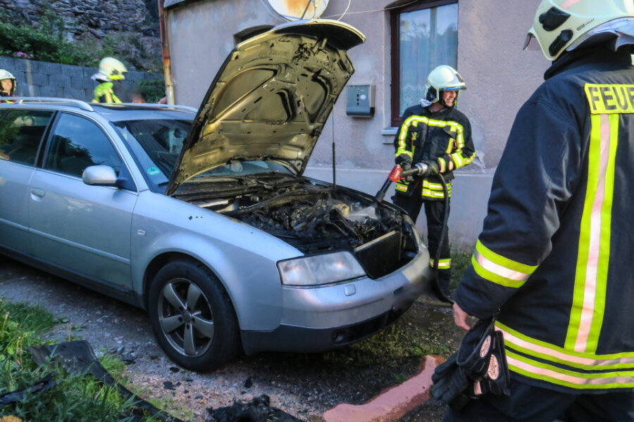 Auto gerät in Grundstückseinfahrt in Brand - Der Besitzer hatte den Brand vor Eintreffen der Feuerwehr weitestgehend gelöscht.
