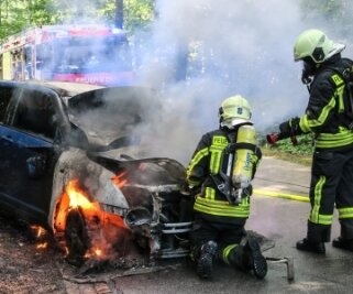 Auto gerät während der Fahrt in Brand - Auf der Parkstraße in Aue stand ein Suzuki in Flammen. 